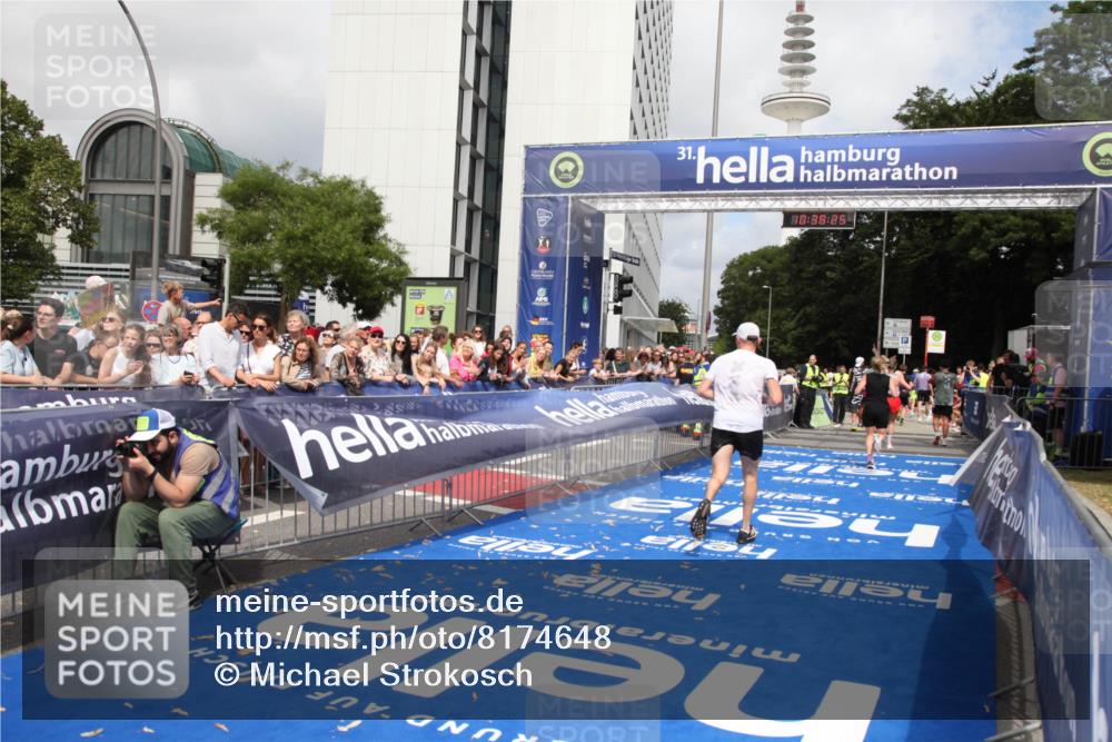 29.06.2025 - hella hamburg halbmarathon Michael Strokosch http://msf.ph/oto/8174648 29.06.2025 10:38:24 Ziel 1042, 1688, 3431, 6095, 7110, 8002, 18584, 18761 meine-sportfotos.de