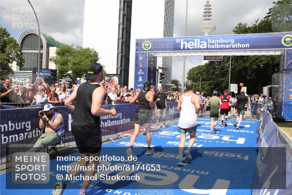 29.06.2025 - hella hamburg halbmarathon Michael Strokosch http://msf.ph/oto/8174653 29.06.2025 11:45:15 Ziel 2550, 3810, 4921, 6751, 6917, 8984, 12152, 12382, 12444, 13952, 13953, 14959, 17339 meine-sportfotos.de