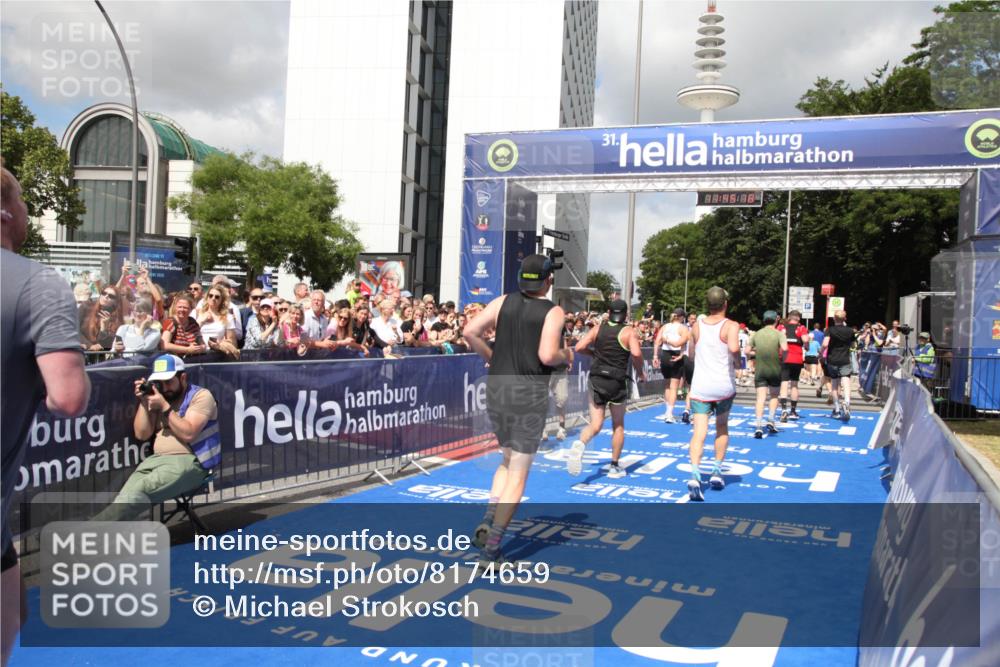 29.06.2025 - hella hamburg halbmarathon Michael Strokosch http://msf.ph/oto/8174659 29.06.2025 11:45:16 Ziel 2550, 3810, 4921, 5139, 6751, 6917, 7777, 8984, 12152, 12382, 12444, 13952, 13953, 13957, 14959, 17339 meine-sportfotos.de