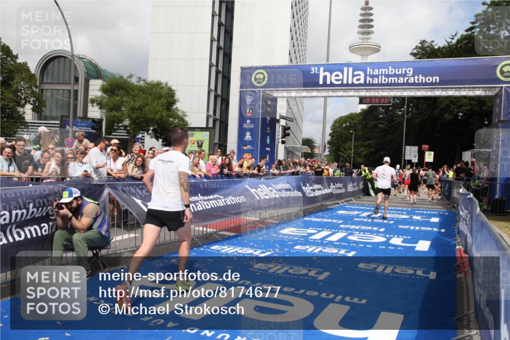 29.06.2025 - hella hamburg halbmarathon Michael Strokosch http://msf.ph/oto/8174677 29.06.2025 10:38:25 Ziel 1042, 1688, 3431, 6095, 7110, 14992, 16075, 18584, 18761 meine-sportfotos.de