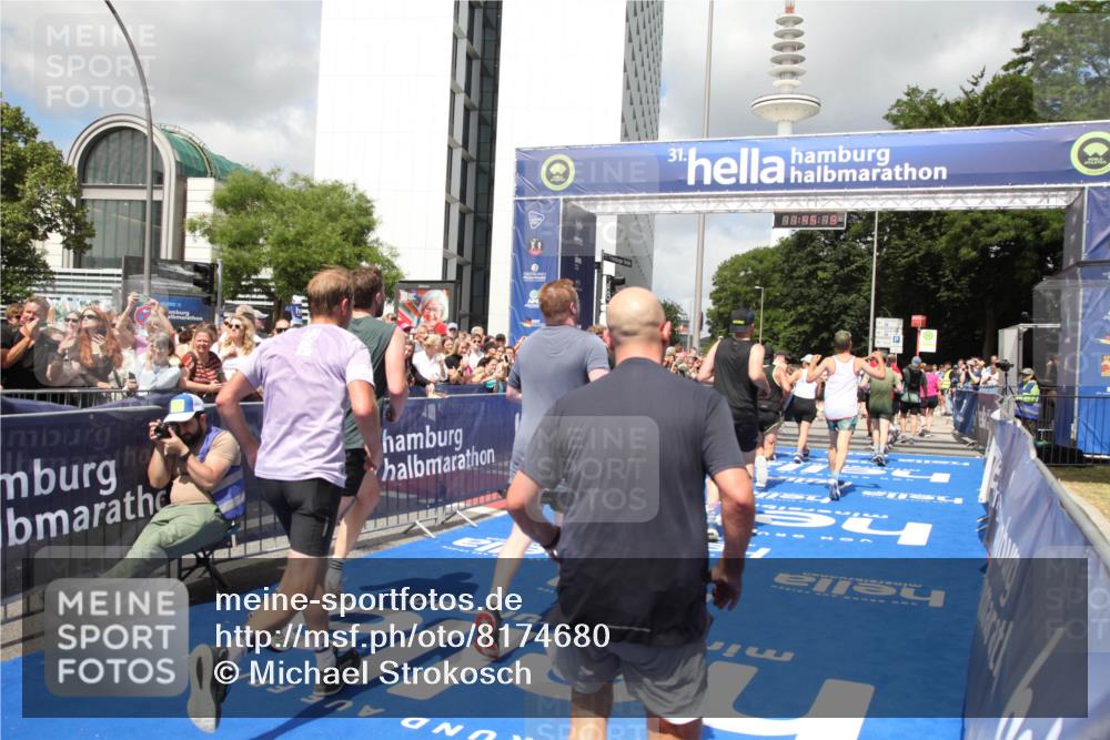 29.06.2025 - hella hamburg halbmarathon Michael Strokosch http://msf.ph/oto/8174680 29.06.2025 11:45:17 Ziel 2550, 3293, 3810, 4412, 4921, 5139, 6751, 6917, 7777, 8984, 11982, 12152, 12382, 12444, 13952, 13953, 13957, 14959, 17339 meine-sportfotos.de