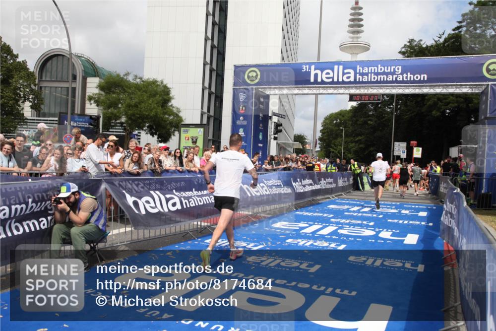 29.06.2025 - hella hamburg halbmarathon Michael Strokosch http://msf.ph/oto/8174684 29.06.2025 10:38:26 Ziel 1042, 1688, 2745, 3014, 3431, 6095, 7110, 14992, 16075, 18761 meine-sportfotos.de