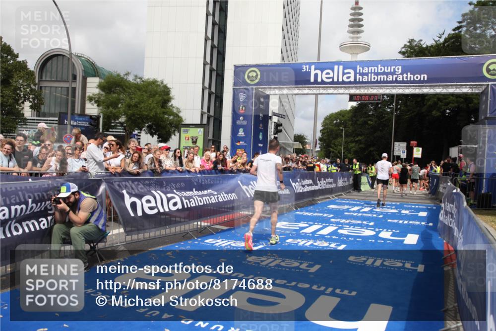 29.06.2025 - hella hamburg halbmarathon Michael Strokosch http://msf.ph/oto/8174688 29.06.2025 10:38:26 Ziel 1042, 1688, 2745, 3014, 3431, 6095, 7110, 14992, 16075, 18761 meine-sportfotos.de