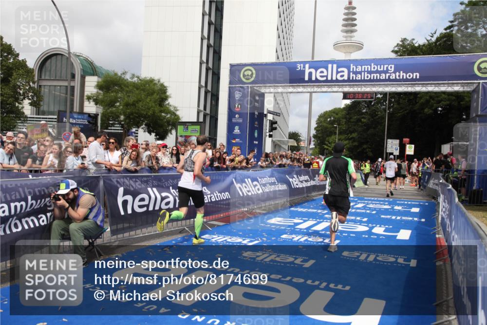 29.06.2025 - hella hamburg halbmarathon Michael Strokosch http://msf.ph/oto/8174699 29.06.2025 10:38:27 Ziel 1042, 1710, 2745, 3014, 3431, 3790, 6095, 7110, 14992, 16075, 18761 meine-sportfotos.de