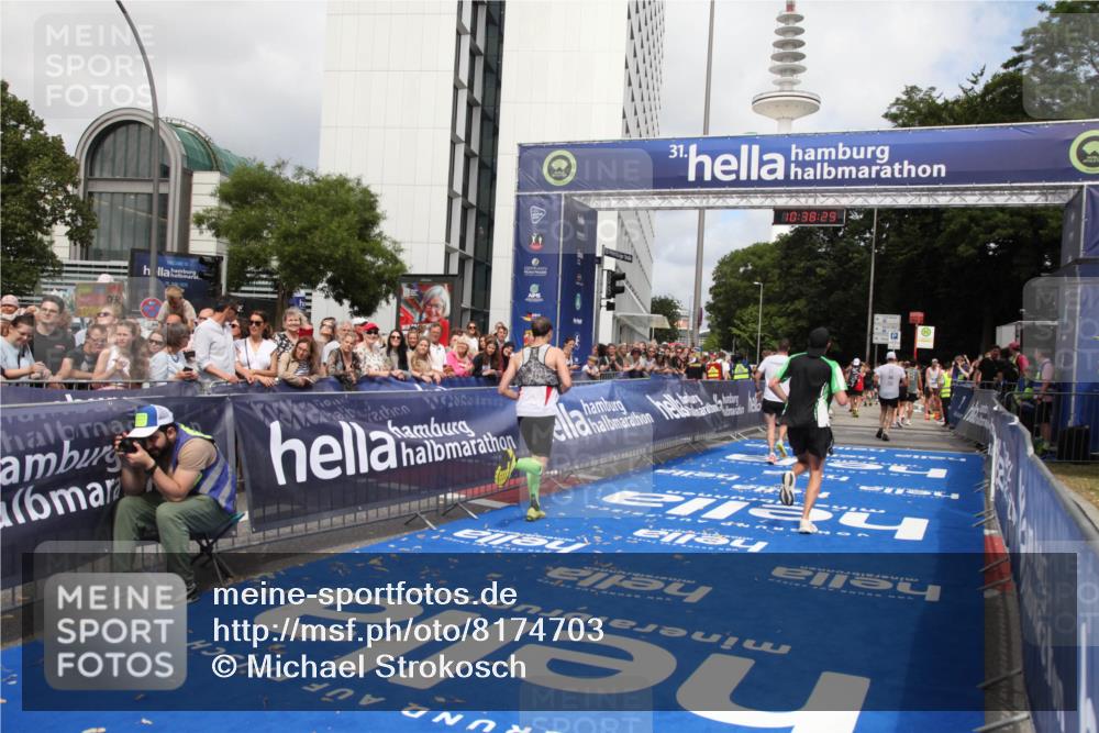 29.06.2025 - hella hamburg halbmarathon Michael Strokosch http://msf.ph/oto/8174703 29.06.2025 10:38:28 Ziel 1042, 1710, 2745, 3014, 3431, 3790, 6095, 7110, 14992, 16075, 16280, 18761 meine-sportfotos.de