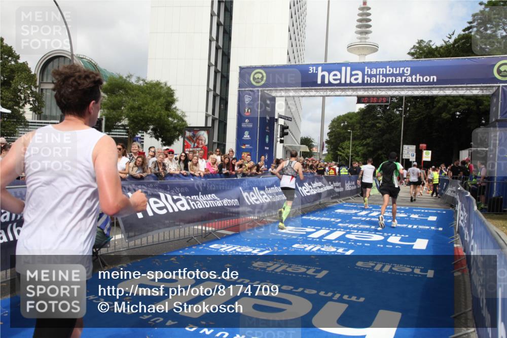29.06.2025 - hella hamburg halbmarathon Michael Strokosch http://msf.ph/oto/8174709 29.06.2025 10:38:28 Ziel 1042, 1710, 2745, 3014, 3431, 3790, 6095, 7110, 14992, 16075, 16280, 18761 meine-sportfotos.de