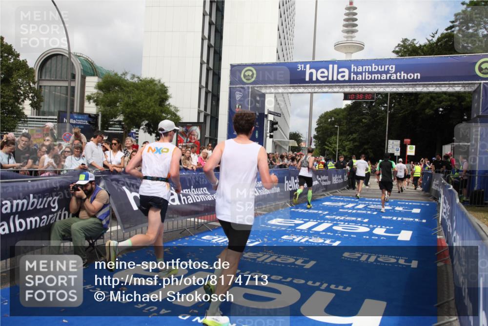 29.06.2025 - hella hamburg halbmarathon Michael Strokosch http://msf.ph/oto/8174713 29.06.2025 10:38:29 Ziel 1042, 1710, 2745, 3014, 3431, 3790, 7110, 8571, 14992, 16075, 16280, 18357, 18761 meine-sportfotos.de