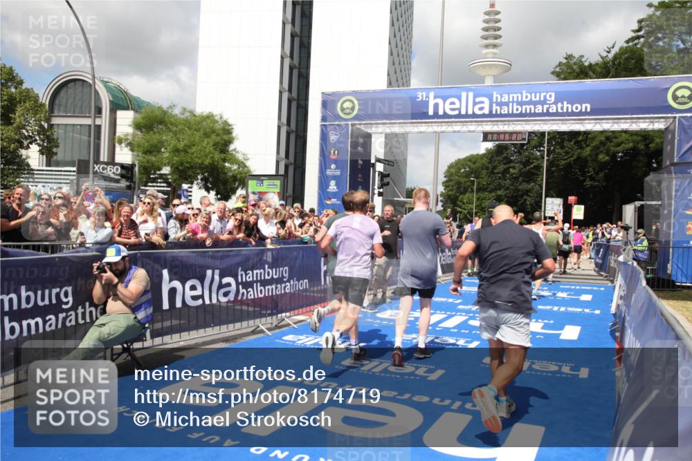 29.06.2025 - hella hamburg halbmarathon Michael Strokosch http://msf.ph/oto/8174719 29.06.2025 11:45:18 Ziel 2550, 3293, 3810, 4412, 4921, 5139, 6673, 6751, 6917, 7777, 8984, 11982, 12152, 12254, 12444, 13952, 13953, 13957, 17339 meine-sportfotos.de