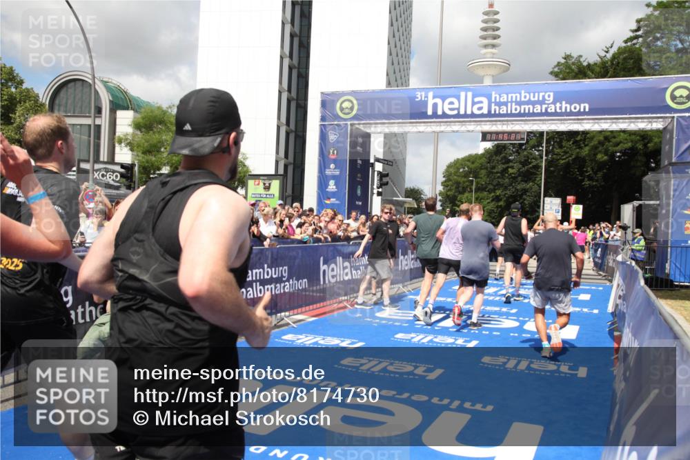 29.06.2025 - hella hamburg halbmarathon Michael Strokosch http://msf.ph/oto/8174730 29.06.2025 11:45:19 Ziel 2550, 3293, 3810, 4412, 4921, 5139, 6673, 6751, 6917, 7777, 8984, 11982, 12254, 12444, 13952, 13953, 13957, 15536, 15953, 17339 meine-sportfotos.de