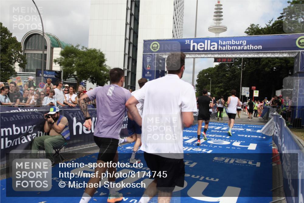 29.06.2025 - hella hamburg halbmarathon Michael Strokosch http://msf.ph/oto/8174745 29.06.2025 10:38:31 Ziel 1710, 2745, 3014, 3431, 3790, 7110, 8571, 14992, 16075, 16280, 18357, 18761 meine-sportfotos.de