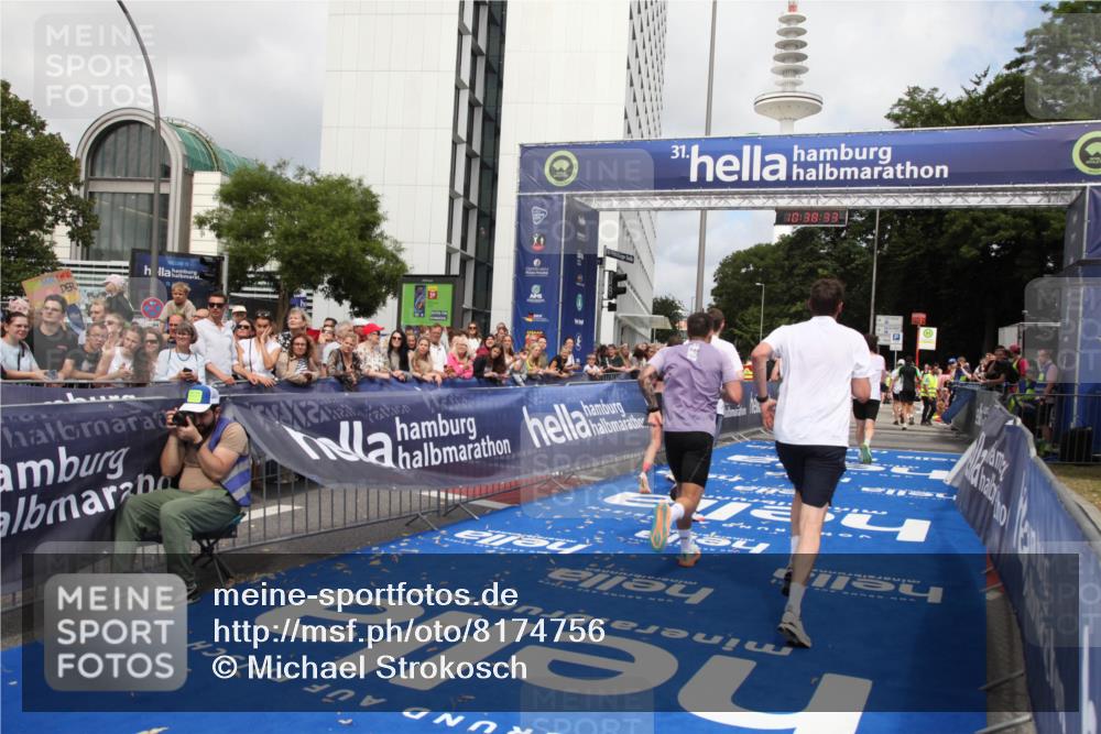 29.06.2025 - hella hamburg halbmarathon Michael Strokosch http://msf.ph/oto/8174756 29.06.2025 10:38:32 Ziel 1710, 2745, 3014, 3790, 8571, 14992, 16075, 16280, 18357, 18761 meine-sportfotos.de