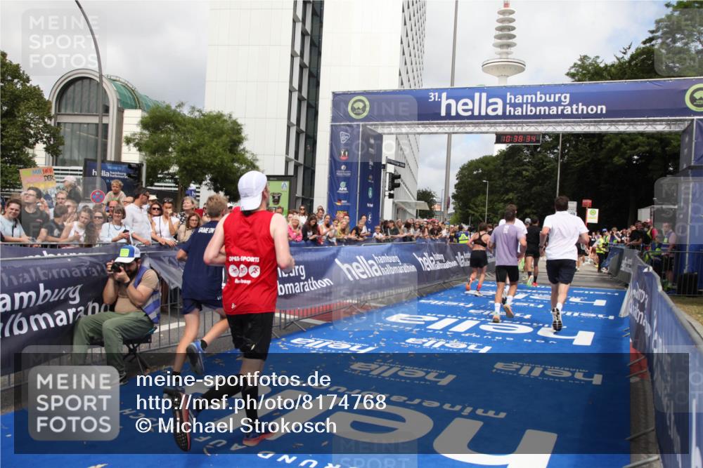 29.06.2025 - hella hamburg halbmarathon Michael Strokosch http://msf.ph/oto/8174768 29.06.2025 10:38:33 Ziel 1710, 2745, 3014, 3790, 8571, 14905, 14992, 16075, 16280, 18357, 18761 meine-sportfotos.de