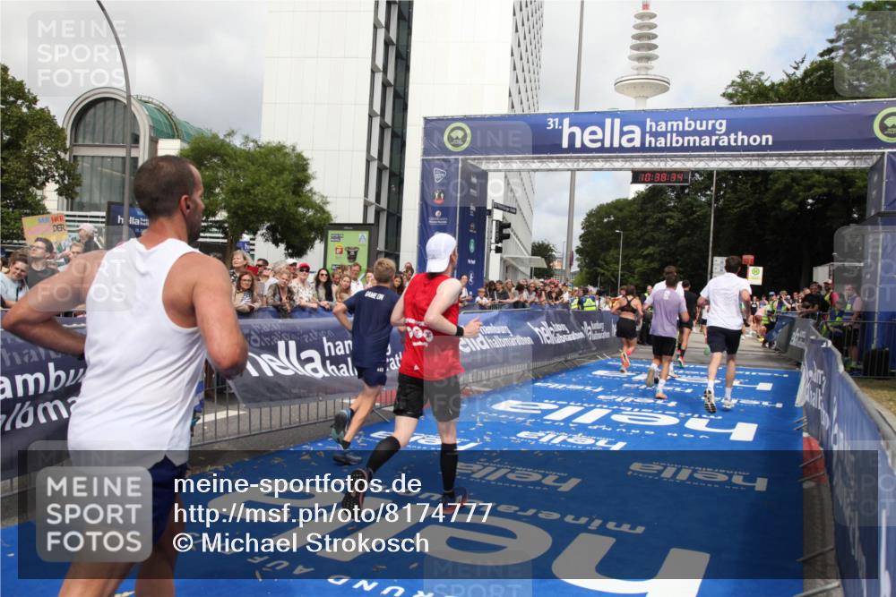 29.06.2025 - hella hamburg halbmarathon Michael Strokosch http://msf.ph/oto/8174777 29.06.2025 10:38:33 Ziel 1710, 2745, 3014, 3790, 8571, 14905, 14992, 16075, 16280, 18357, 18761 meine-sportfotos.de