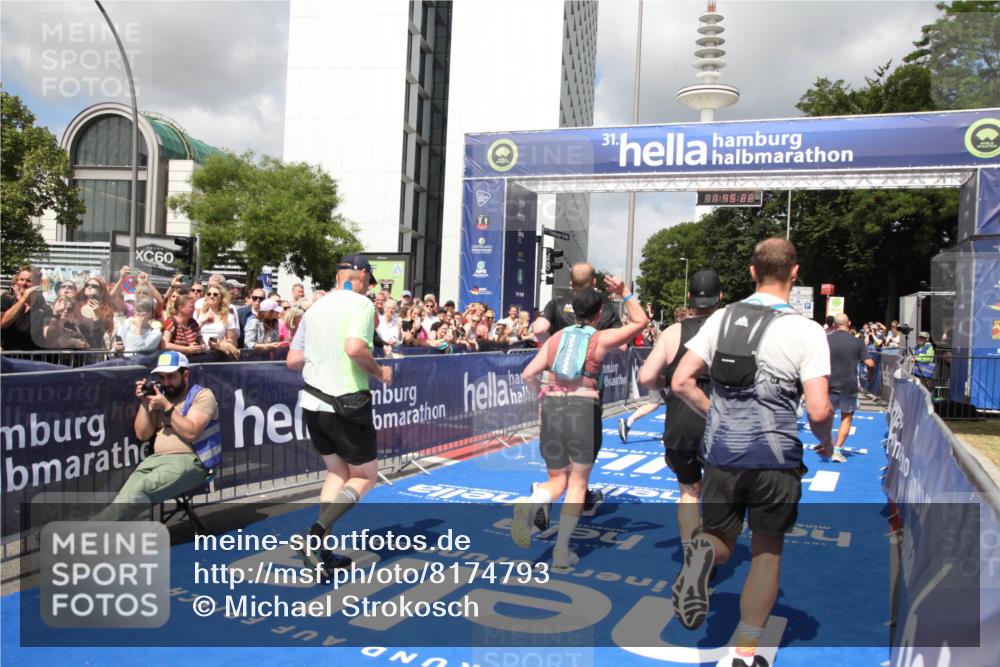 29.06.2025 - hella hamburg halbmarathon Michael Strokosch http://msf.ph/oto/8174793 29.06.2025 11:45:20 Ziel 2550, 3293, 3810, 4412, 4921, 5139, 6673, 6751, 6917, 7777, 11982, 12254, 12444, 13952, 13953, 13957, 15536, 15953, 17339 meine-sportfotos.de