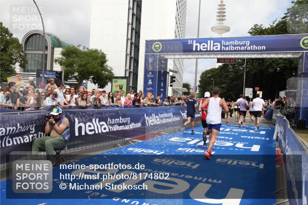 29.06.2025 - hella hamburg halbmarathon Michael Strokosch http://msf.ph/oto/8174802 29.06.2025 10:38:34 Ziel 1710, 2745, 3014, 3790, 8571, 14905, 14992, 16075, 16280, 18357 meine-sportfotos.de