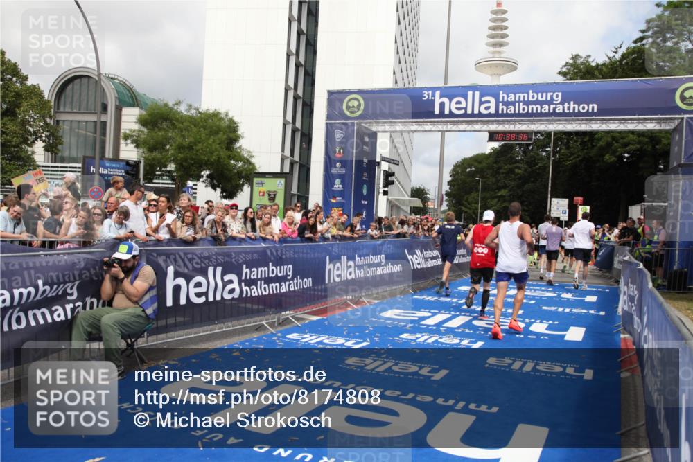 29.06.2025 - hella hamburg halbmarathon Michael Strokosch http://msf.ph/oto/8174808 29.06.2025 10:38:35 Ziel 1710, 2745, 3014, 3790, 8571, 11379, 14905, 16280, 18357 meine-sportfotos.de