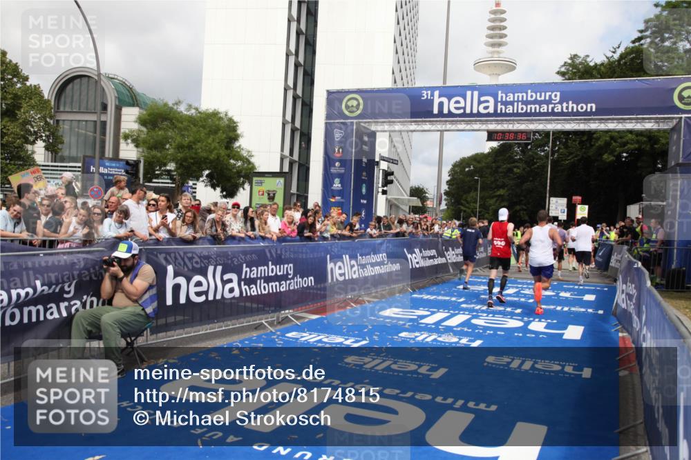 29.06.2025 - hella hamburg halbmarathon Michael Strokosch http://msf.ph/oto/8174815 29.06.2025 10:38:35 Ziel 1710, 2745, 3014, 3790, 8571, 11379, 14905, 16280, 18357 meine-sportfotos.de