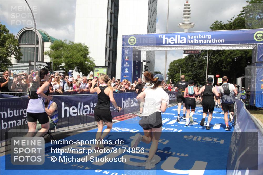 29.06.2025 - hella hamburg halbmarathon Michael Strokosch http://msf.ph/oto/8174856 29.06.2025 11:45:21 Ziel 1661, 2550, 3293, 4412, 4921, 5139, 5847, 6673, 6751, 6917, 7777, 11982, 12254, 12444, 13953, 13957, 15536, 15953, 16955, 17339 meine-sportfotos.de