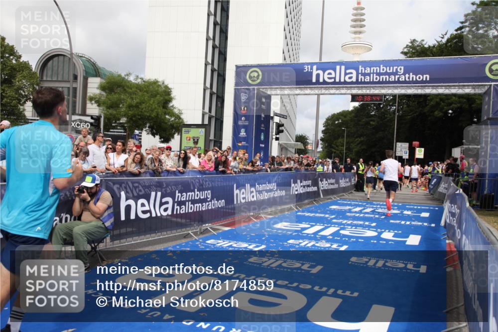 29.06.2025 - hella hamburg halbmarathon Michael Strokosch http://msf.ph/oto/8174859 29.06.2025 10:38:43 Ziel 4148, 5248, 8450, 9403, 11281, 11379, 12772, 17154, 18188, 19004 meine-sportfotos.de