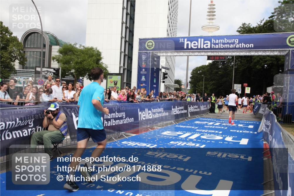 29.06.2025 - hella hamburg halbmarathon Michael Strokosch http://msf.ph/oto/8174868 29.06.2025 10:38:43 Ziel 4148, 5248, 8450, 9403, 11281, 11379, 12772, 17154, 18188, 19004 meine-sportfotos.de