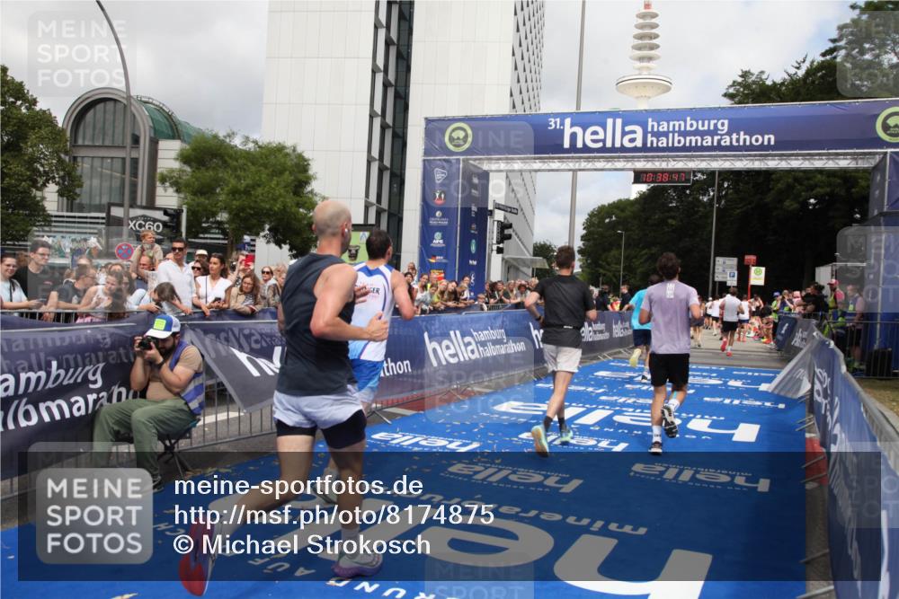 29.06.2025 - hella hamburg halbmarathon Michael Strokosch http://msf.ph/oto/8174875 29.06.2025 10:38:46 Ziel 2296, 2719, 4148, 5248, 6684, 8450, 9403, 11281, 11282, 12772, 13800, 15372, 18188, 19004 meine-sportfotos.de