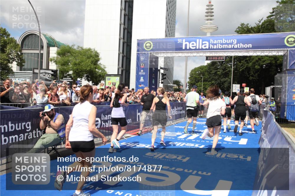 29.06.2025 - hella hamburg halbmarathon Michael Strokosch http://msf.ph/oto/8174877 29.06.2025 11:45:22 Ziel 1661, 2550, 3293, 4412, 4921, 5139, 5847, 6673, 6751, 6917, 7777, 11982, 12254, 12444, 13957, 15536, 15953, 16955, 17339 meine-sportfotos.de