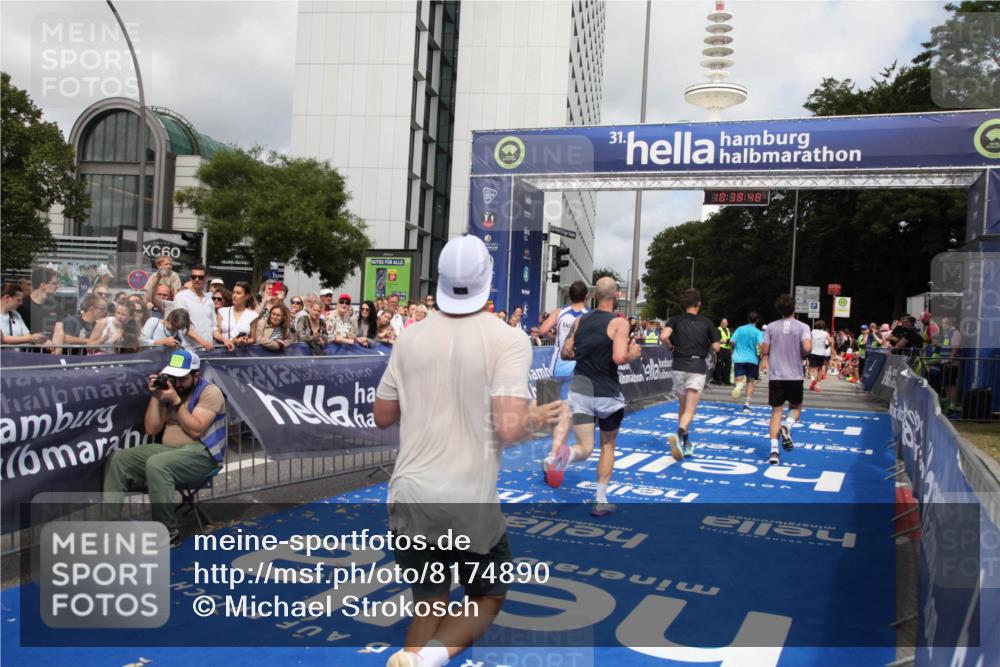 29.06.2025 - hella hamburg halbmarathon Michael Strokosch http://msf.ph/oto/8174890 29.06.2025 10:38:46 Ziel 2296, 2719, 4148, 5248, 6684, 8450, 9403, 11281, 11282, 12772, 13800, 15372, 18188, 19004 meine-sportfotos.de