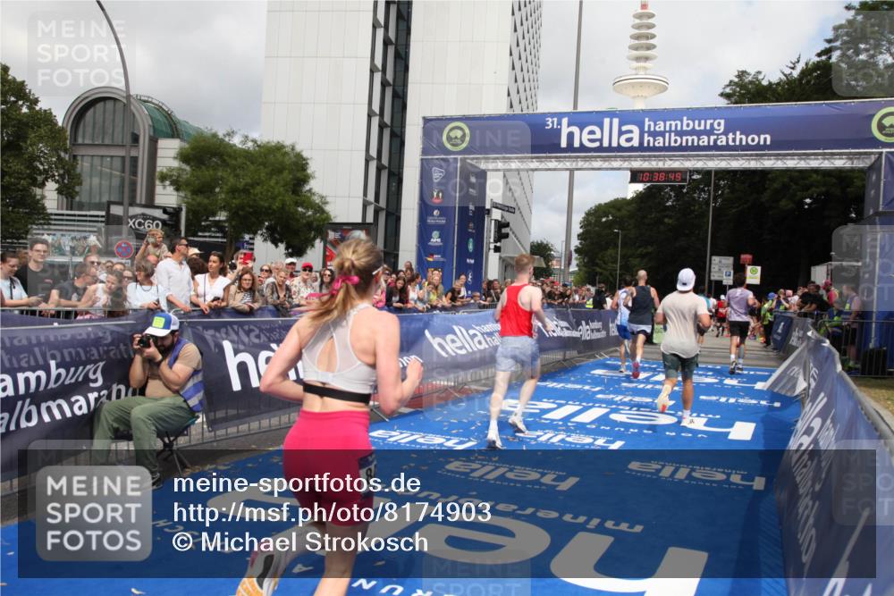 29.06.2025 - hella hamburg halbmarathon Michael Strokosch http://msf.ph/oto/8174903 29.06.2025 10:38:48 Ziel 2296, 2719, 4148, 5248, 6684, 8450, 9264, 9403, 9540, 10218, 11055, 11281, 11282, 12772, 13800, 15372, 18188, 19004 meine-sportfotos.de