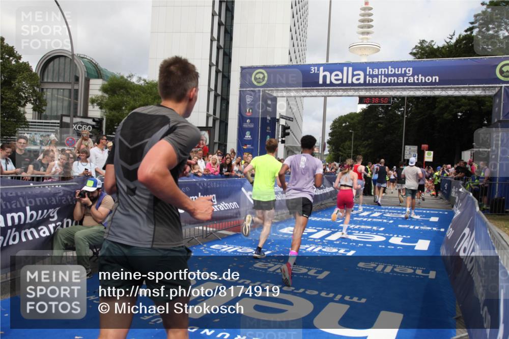 29.06.2025 - hella hamburg halbmarathon Michael Strokosch http://msf.ph/oto/8174919 29.06.2025 10:38:49 Ziel 2296, 2719, 4148, 5248, 6684, 8450, 9264, 9540, 10218, 11055, 11281, 11282, 12772, 13755, 13800, 14093, 15372, 18188, 19004 meine-sportfotos.de