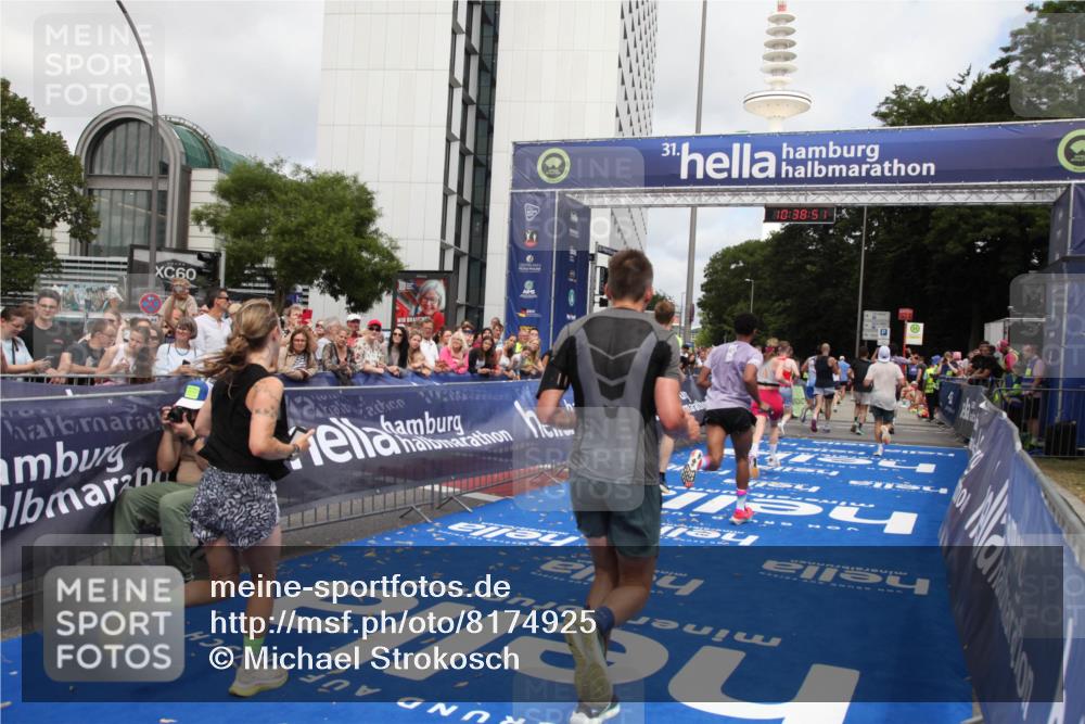 29.06.2025 - hella hamburg halbmarathon Michael Strokosch http://msf.ph/oto/8174925 29.06.2025 10:38:50 Ziel 2296, 2719, 4148, 5248, 6684, 8450, 9264, 9540, 10218, 11055, 11281, 11282, 12772, 13755, 13800, 14093, 15372, 18188, 19004 meine-sportfotos.de