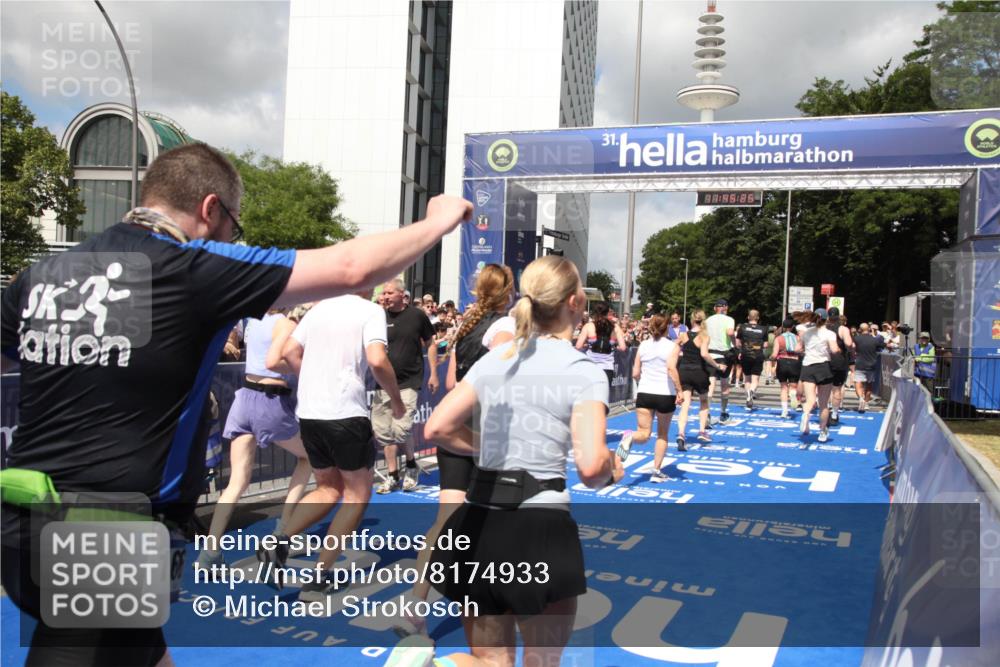 29.06.2025 - hella hamburg halbmarathon Michael Strokosch http://msf.ph/oto/8174933 29.06.2025 11:45:23 Ziel 1661, 3293, 4412, 4921, 5139, 5249, 5847, 6673, 6751, 6917, 7777, 8993, 9470, 11982, 12254, 13957, 15536, 15953, 16955, 17339 meine-sportfotos.de
