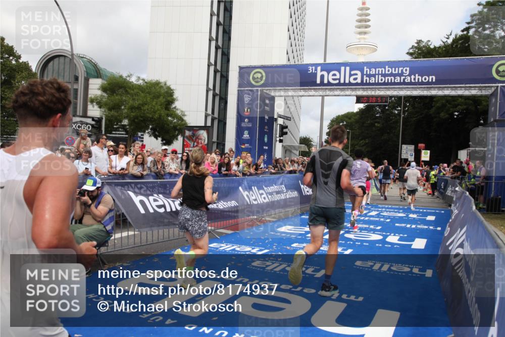 29.06.2025 - hella hamburg halbmarathon Michael Strokosch http://msf.ph/oto/8174937 29.06.2025 10:38:50 Ziel 2296, 2719, 4148, 5248, 6684, 8450, 9264, 9540, 10218, 11055, 11281, 11282, 12772, 13755, 13800, 14093, 15372, 18188, 19004 meine-sportfotos.de