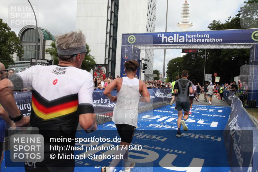 29.06.2025 - hella hamburg halbmarathon Michael Strokosch http://msf.ph/oto/8174940 29.06.2025 10:38:50 Ziel 2296, 2719, 4148, 5248, 6684, 8450, 9264, 9540, 10218, 11055, 11281, 11282, 12772, 13755, 13800, 14093, 15372, 18188, 19004 meine-sportfotos.de