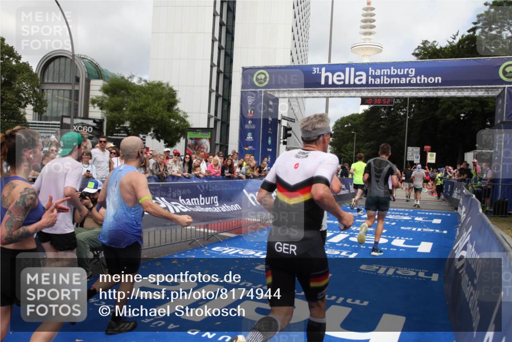 29.06.2025 - hella hamburg halbmarathon Michael Strokosch http://msf.ph/oto/8174944 29.06.2025 10:38:51 Ziel 2296, 2719, 6684, 8450, 9264, 9540, 10218, 11055, 11281, 11282, 13755, 13800, 14093, 15372, 19004 meine-sportfotos.de