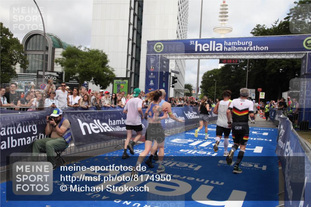 29.06.2025 - hella hamburg halbmarathon Michael Strokosch http://msf.ph/oto/8174950 29.06.2025 10:38:52 Ziel 2296, 2719, 6684, 8450, 9264, 9540, 10218, 11055, 11281, 11282, 13755, 13800, 14093, 15372 meine-sportfotos.de