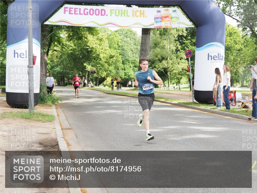 29.06.2025 - hella hamburg halbmarathon MichiJ http://msf.ph/oto/8174956 29.06.2025 10:15:49 Zwischen KM18-KM19 2483, 4338, 8376, 9767, 10468, 11228 meine-sportfotos.de