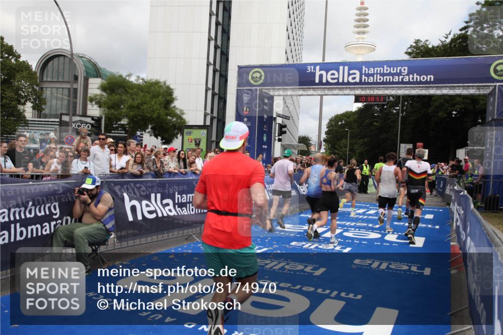 29.06.2025 - hella hamburg halbmarathon Michael Strokosch http://msf.ph/oto/8174970 29.06.2025 10:38:52 Ziel 2296, 2719, 6684, 8450, 9264, 9540, 10218, 11055, 11281, 11282, 13755, 13800, 14093, 15372 meine-sportfotos.de