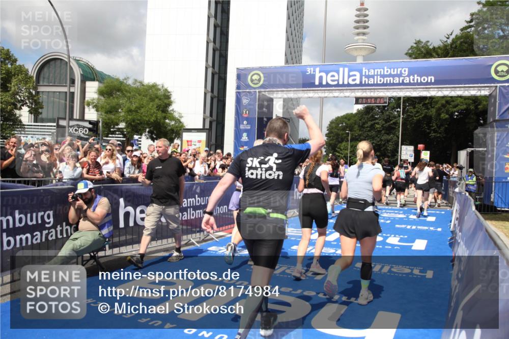 29.06.2025 - hella hamburg halbmarathon Michael Strokosch http://msf.ph/oto/8174984 29.06.2025 11:45:24 Ziel 1661, 3293, 4412, 5139, 5249, 5847, 6673, 6751, 7777, 8993, 9470, 11982, 12254, 13957, 15345, 15536, 15953, 16545, 16955, 17355 meine-sportfotos.de