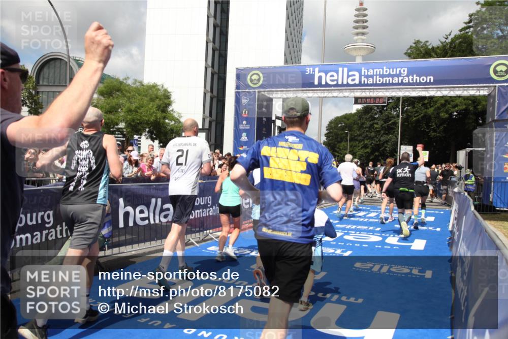 29.06.2025 - hella hamburg halbmarathon Michael Strokosch http://msf.ph/oto/8175082 29.06.2025 11:45:26 Ziel 1661, 2069, 3293, 4412, 5249, 5847, 6153, 6673, 7927, 8993, 9470, 11982, 12254, 12625, 12903, 12904, 15345, 15536, 15953, 16232, 16545, 16955, 17355 meine-sportfotos.de
