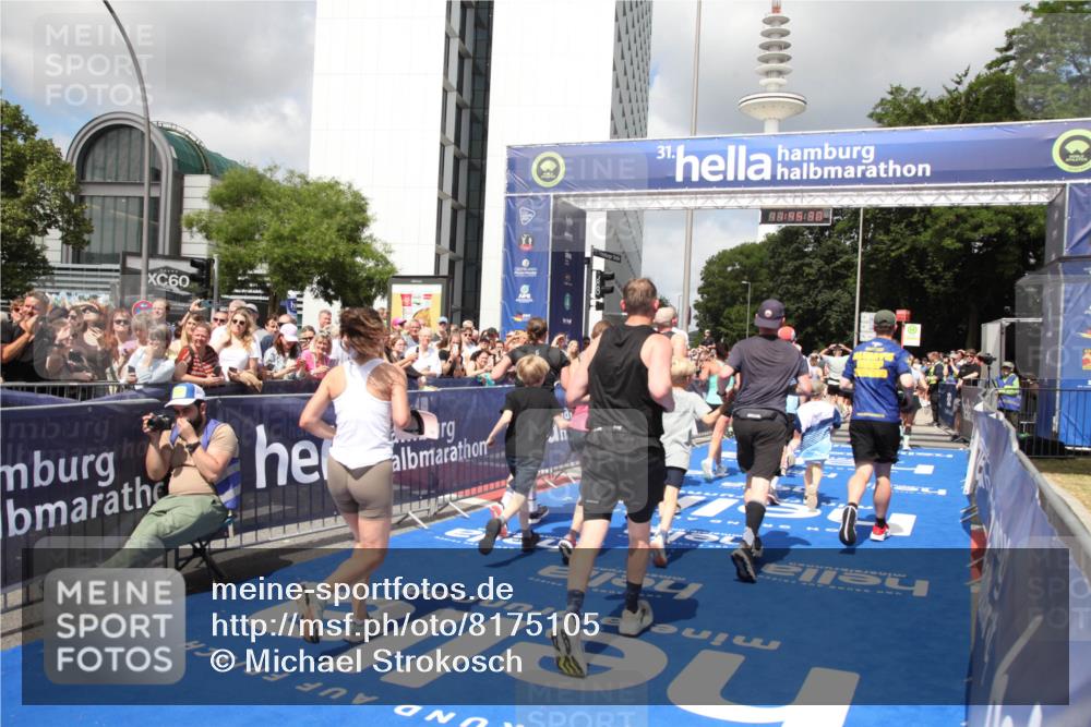 29.06.2025 - hella hamburg halbmarathon Michael Strokosch http://msf.ph/oto/8175105 29.06.2025 11:45:28 Ziel 1661, 2069, 5249, 5847, 6153, 7927, 8993, 9470, 10940, 12625, 12903, 12904, 14002, 15345, 15536, 15953, 16232, 16545, 16955, 17355 meine-sportfotos.de