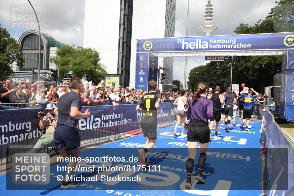 29.06.2025 - hella hamburg halbmarathon Michael Strokosch http://msf.ph/oto/8175131 29.06.2025 11:45:29 Ziel 1661, 2069, 5249, 5847, 6153, 7927, 8993, 9470, 10940, 12439, 12625, 12903, 12904, 14002, 15345, 16232, 16545, 16955, 17355 meine-sportfotos.de