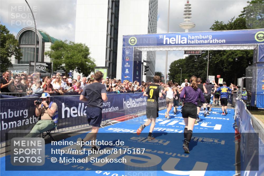 29.06.2025 - hella hamburg halbmarathon Michael Strokosch http://msf.ph/oto/8175167 29.06.2025 11:45:30 Ziel 1661, 2069, 5249, 5847, 6153, 7303, 7927, 8993, 9470, 10901, 10940, 12439, 12625, 12903, 12904, 14002, 15345, 16232, 16545, 16955, 17355 meine-sportfotos.de