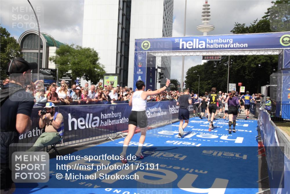 29.06.2025 - hella hamburg halbmarathon Michael Strokosch http://msf.ph/oto/8175191 29.06.2025 11:45:31 Ziel 2069, 5249, 6153, 6189, 7303, 7927, 8993, 9470, 10901, 10940, 12022, 12439, 12625, 12903, 12904, 14002, 15345, 16232, 16545, 17355, 17547 meine-sportfotos.de