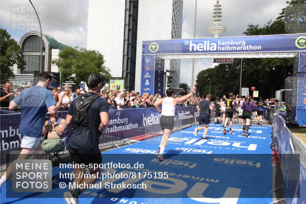 29.06.2025 - hella hamburg halbmarathon Michael Strokosch http://msf.ph/oto/8175195 29.06.2025 11:45:32 Ziel 2069, 2576, 5249, 6153, 6189, 7303, 7927, 8993, 9470, 10901, 10940, 12022, 12439, 12625, 12903, 12904, 14002, 15345, 16232, 16512, 16545, 17196, 17355, 17547 meine-sportfotos.de