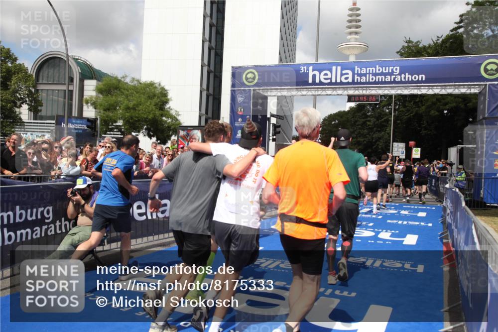 29.06.2025 - hella hamburg halbmarathon Michael Strokosch http://msf.ph/oto/8175333 29.06.2025 11:45:34 Ziel 2069, 2173, 2576, 6153, 6189, 6397, 7303, 7927, 10901, 10940, 12022, 12439, 12625, 12903, 12904, 14002, 14558, 15992, 16232, 16512, 17196, 17547 meine-sportfotos.de