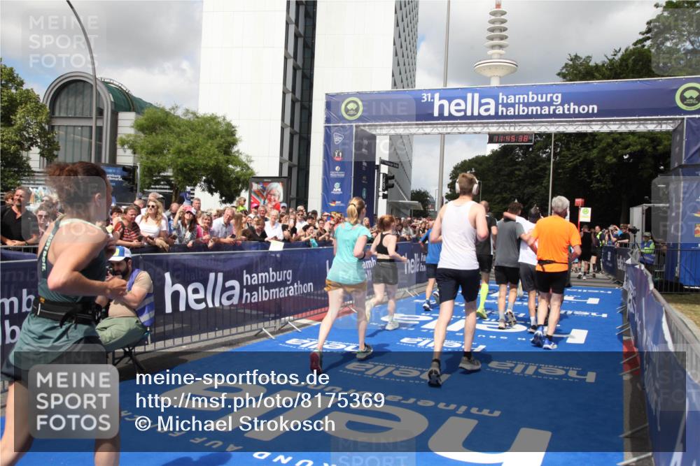 29.06.2025 - hella hamburg halbmarathon Michael Strokosch http://msf.ph/oto/8175369 29.06.2025 11:45:36 Ziel 2173, 2576, 4972, 6189, 6397, 7303, 10901, 10940, 12022, 12439, 12654, 13830, 14002, 14558, 15992, 16512, 17196, 17547 meine-sportfotos.de