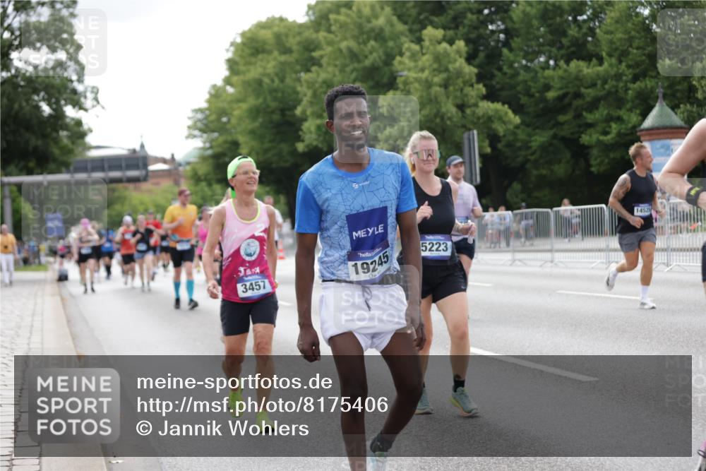 29.06.2025 - hella hamburg halbmarathon Jannik Wohlers http://msf.ph/oto/8175406 29.06.2025 10:22:21 Lombardsbrücke 1029, 2294, 2479, 2766, 2886, 3003, 3600, 3601, 5223, 5343, 5629, 5798, 6899, 7188, 7190, 7276, 7529, 7925, 8355, 8931, 9256, 9392, 10086, 10573, 10826, 10902, 11665, 12190, 12592, 13921, 13963, 14525, 14633, 14801, 14906, 15870, 16618, 16801 meine-sportfotos.de