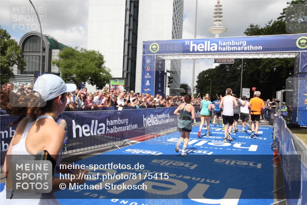 29.06.2025 - hella hamburg halbmarathon Michael Strokosch http://msf.ph/oto/8175415 29.06.2025 11:45:37 Ziel 2173, 2576, 4972, 6189, 6397, 7303, 10901, 10940, 12022, 12439, 12654, 13830, 14002, 14405, 14558, 15933, 15992, 16512, 17196, 17547 meine-sportfotos.de