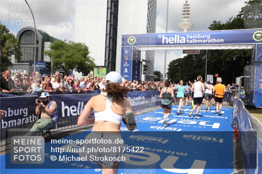 29.06.2025 - hella hamburg halbmarathon Michael Strokosch http://msf.ph/oto/8175422 29.06.2025 11:45:38 Ziel 2173, 2576, 4972, 6189, 6397, 7303, 10901, 11831, 12022, 12439, 12654, 13830, 14405, 14558, 15543, 15933, 15992, 16512, 17196, 17547 meine-sportfotos.de