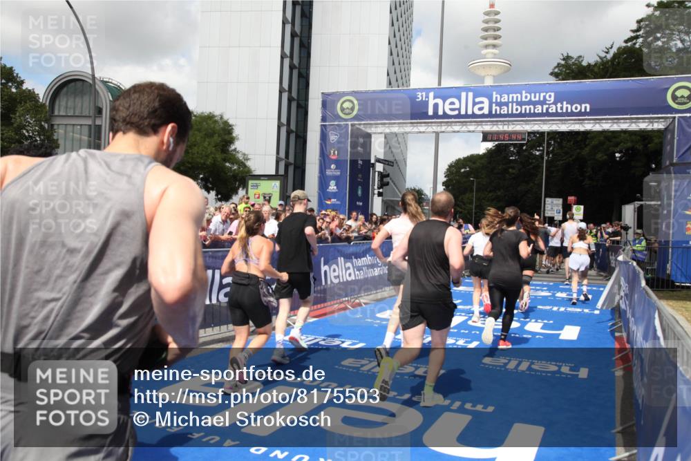 29.06.2025 - hella hamburg halbmarathon Michael Strokosch http://msf.ph/oto/8175503 29.06.2025 11:45:41 Ziel 2134, 2173, 2576, 4325, 4972, 6397, 7983, 11332, 11801, 11831, 12654, 13806, 13830, 14405, 14558, 14856, 15543, 15688, 15933, 15992, 16512, 16552, 17196 meine-sportfotos.de